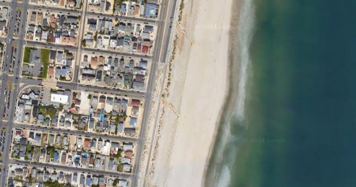 New Jersey man trying to warn beachgoers about storm is killed by lightning strike