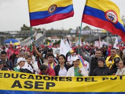 Maestros Colombianos Levantan Huelga en Protesta por Ley de Educación