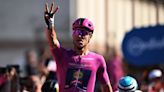 Paseo, susto y tercera victoria de Jonny Milan, el rey de las ‘volatas’ en el Giro de Italia
