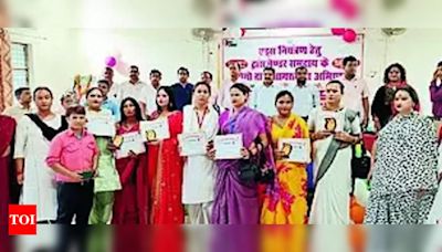 AIDS awareness campaign by transgender community at Mau college | Varanasi News - Times of India