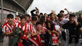 VÍDEO: El final del partido del Sporting desata la locura en las calles de Gijón