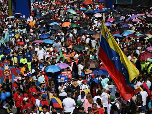 Marea roja, ola blanca: chavismo y oposición abren campaña presidencial en Venezuela