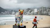 Onças-pintadas mudam a paisagem da Praia do Arpoador, na Zona Sul do Rio; veja fotos