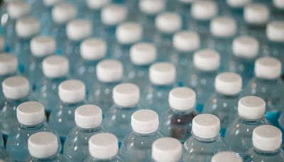 L'UE rend obligatoire les bouchons attachés aux bouteilles