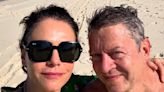 Na praia, Malu Galli publica fotos raras ao lado do marido: 'Com meu amor'