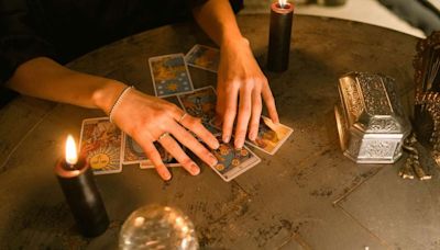 O que é e como consagrar as cartas de Tarot