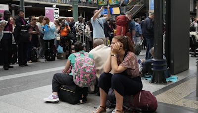Más de 800.000 pasajeros se han visto afectados por el ataque a la red ferroviaria francesa