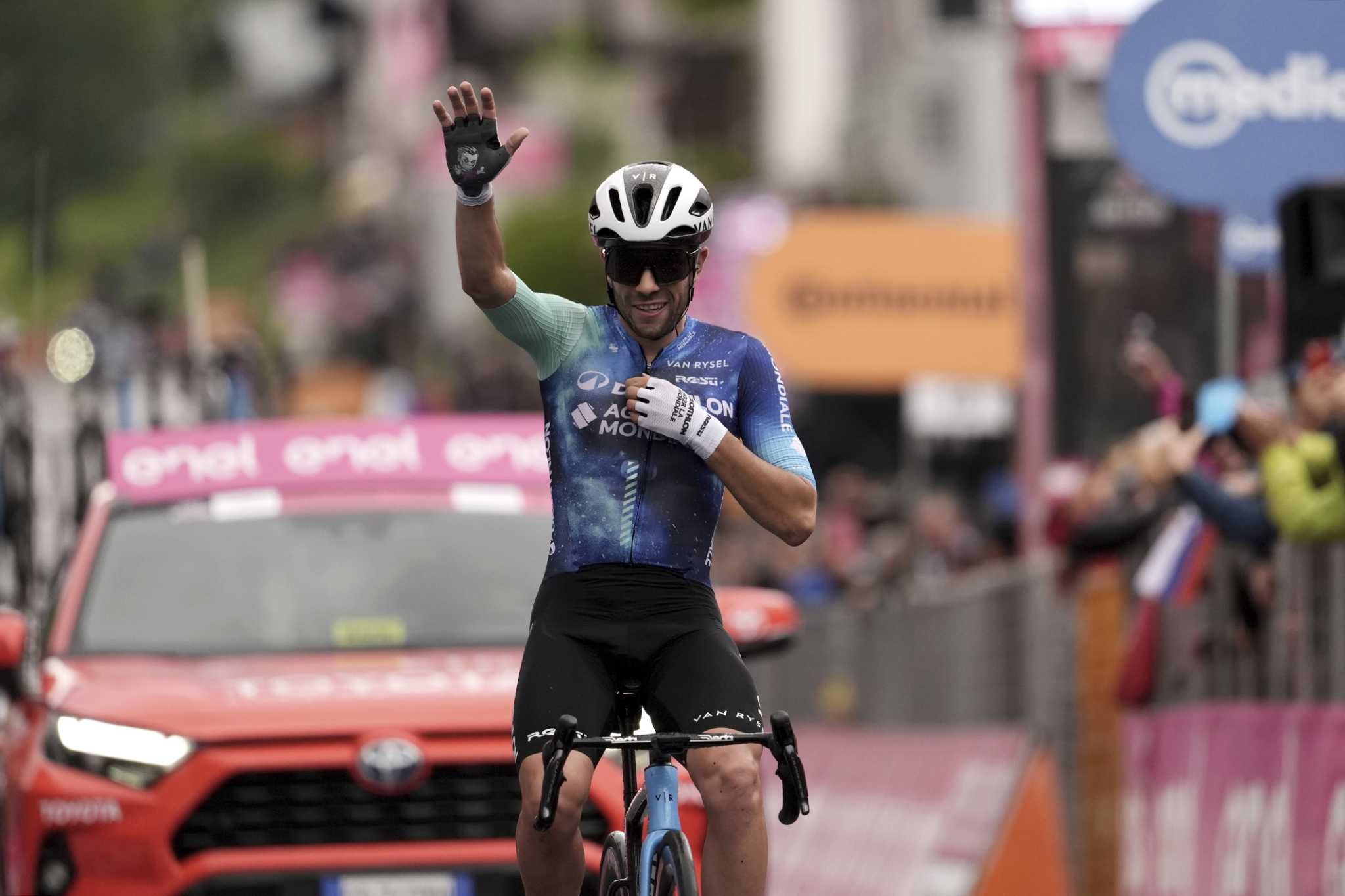 Vendrame wins Giro stage with a downhill attack and Pogacar leads with one big stage left