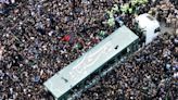 Irán entierra al presidente Raisí tras masivos funerales