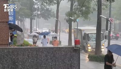 雷雨炸北台灣！ 道路成泥河淹上人行道