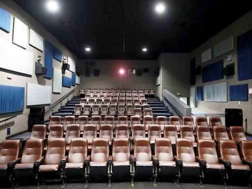 Cinema de rua no Complexo do Alemão é reinaugurado com pipoca e refrigerante gratuitos | Rio de Janeiro | O Dia