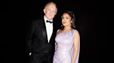 Salma Hayek derrocha belleza con espectacular vestido lavanda