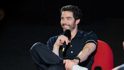 Tahar Rahim évoque sa préparation sans concession pour incarner Charles Aznavour