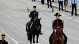 JO-2024: la flamme, "bonus" du 14-juillet, illumine Paris