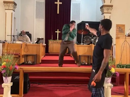 VIDEO: Hombre de Pensilvania apuntó con arma al pastor de una iglesia en medio de un sermón - La Opinión