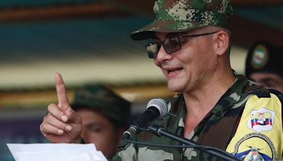 Condenan a ‘Iván Mordisco’ por el reclutamiento de 10 menores que murieron en operativo militar