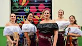 "Arrieras somos", un mariachi de mujeres que fascina en París