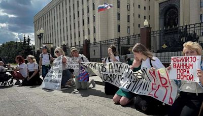 En una inusual protesta, esposas y madres de soldados rusos movilizados exigieron su regreso