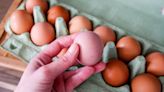 ¿Por qué los huevos marrones cuestan más que los blancos en un supermercado y qué diferencias hay?