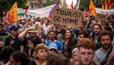 Barcelona Visitors Sprayed By Water Guns As Residents Protest Glut Of Tourism