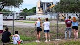 “Encendió más mi dolor”: familiares de víctimas de Parkland asisten a demolición del edificio