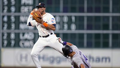 Astros shortstop Jeremy Peña misplays pop fly while taking part in an in-game TV interview