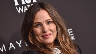 Jennifer Garner Takes Up Bird Watching and Simply Can't Get Enough