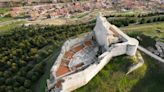 El pueblo medieval con un castillo en una montaña que es clave en el Camino de Santiago