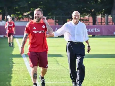 De Rossi welcomes Roma legend Francesco Rocca during training: “He’s a living example of how you should carry yourselves.”