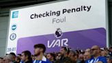 Por qué el VAR peligra en Inglaterra: esta es la propuesta que podría acabar con el videoarbitraje en la Premier League