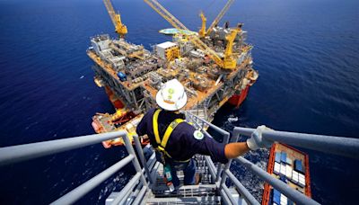 Petróleo avança com expectativa por extensão de cortes da oferta pela Opep+