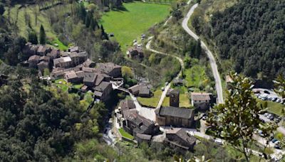 El pueblo medieval de Girona escondido en un parque natural que salvó a su Cristo milenario de la destrucción en la Guerra Civil