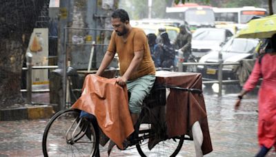 Heavy rains lash Mumbai; railway, bus transport hit