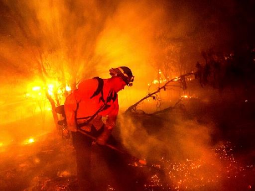 Controlan incendios en California, pero clima sigue difícil