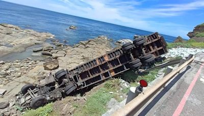 快訊/出事了！台2線瑞芳「貨櫃車衝翻海岸邊坡」 駕駛受困無生命跡象