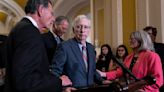 El senador McConnell abandona conferencia de prensa tras mareo