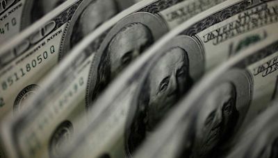 Dollar soft on renewed rate cut bets; yen starts week on back foot