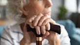 Cámaras, parlantes o pastilleros con alarmas: cómo la tecnología puede ayudar a los adultos mayores que viven solos