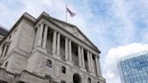 El Banco de Inglaterra vuelve a subir los tipos de interés y prevé que la inflación caiga