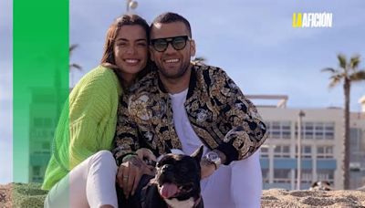 Primeras imágenes de Dani Alves y Joana Sanz juntos de paseo por Barcelona