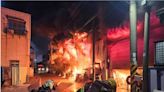 嘉義驚傳大火！烈焰黑煙沖天 食品工廠全面燃燒成火海