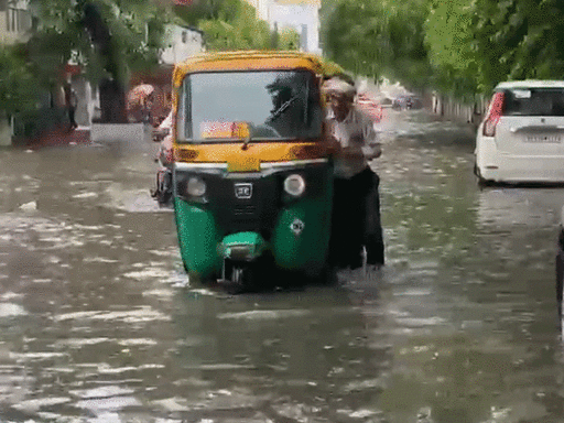 Delhi, Gurgaon police issue traffic warning amid waterlogging after heavy rains. Check route diversions - The Economic Times