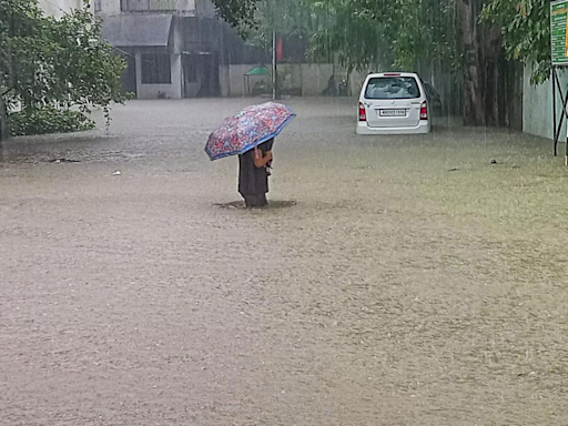 Heavy rains lash Nagpur, people from low-lying areas shifted; red alert for Chandrapur | India News - Times of India