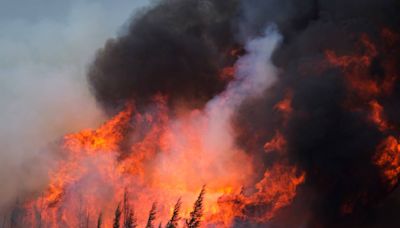 Incendios forestales en Canadá: El fuego ‘cerca’ la ciudad de Fort McMurray