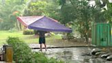 這位爸爸超帥！ 台東暴雨撐巨大工地傘接小孩