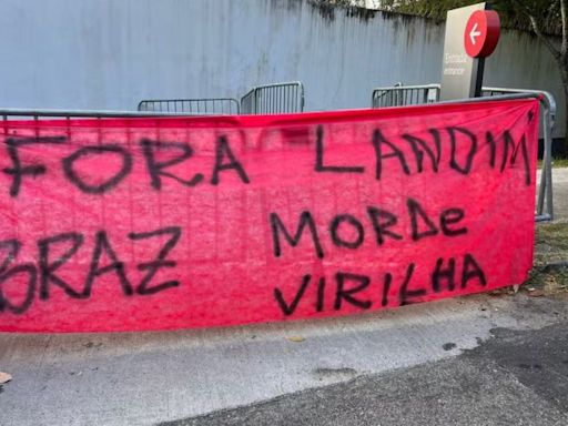 Torcedores do Flamengo protestam no Ninho do Urubu | Flamengo | O Dia