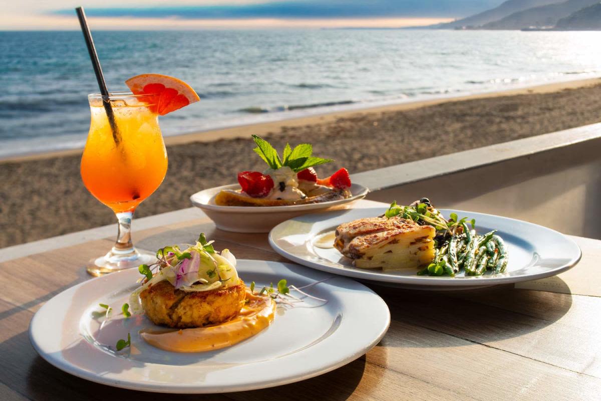 Gladstones Surfs Into Summer with New Menu