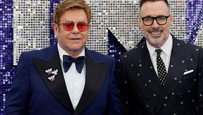 Elton John y David Furnish muestran su exuberante colección de fotografías en el museo V&A