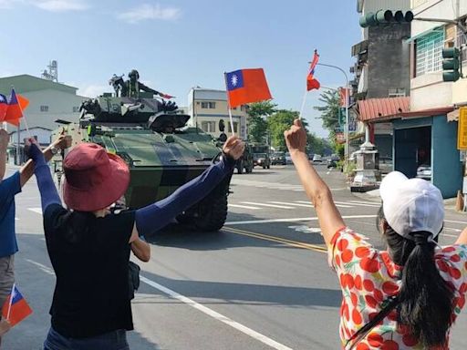 雲豹八輪甲車出現屏東市區 民眾揮國旗為國軍加油 - 自由軍武頻道