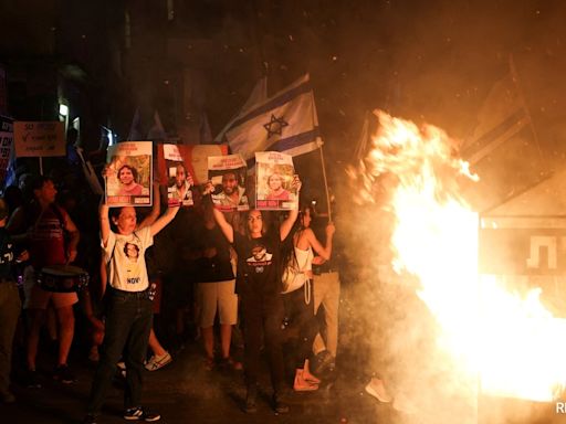 Amid War, Israeli Anti-Government Protesters March On Netanyahu's Home